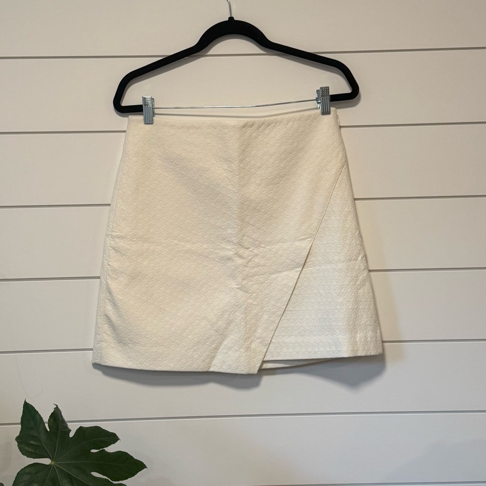 NWT LOFT Asymmetrical White Textured Corporate Skirt - Size 6